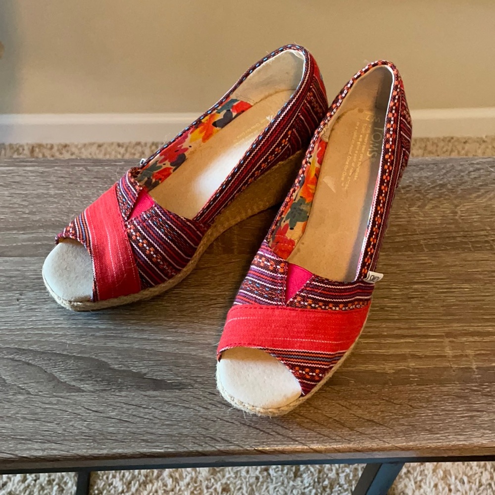 Excellent used Ladies 7 Toms sandal wedges